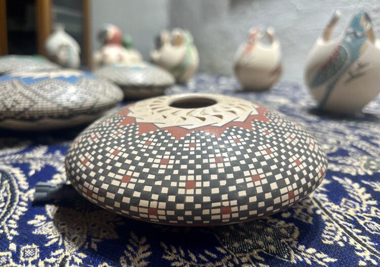Piezas que se exhiben en la galería del hotel Las Guacamayas, en Casas Grandes.
