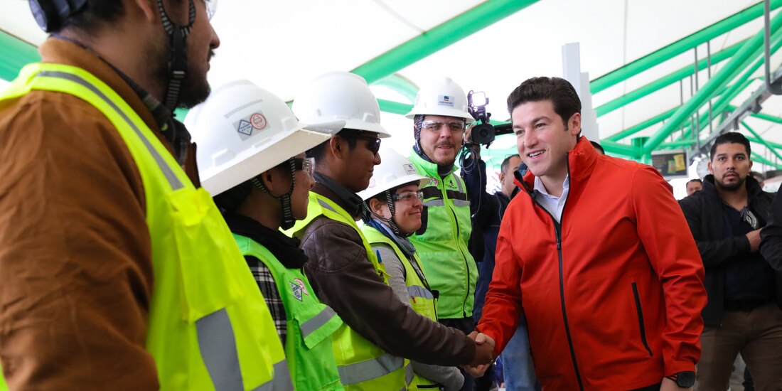 “Estamos hoy aquí haciendo la apertura de una reconstrucción, esto no fue una manita de gato, esta Línea 2 tenía defecto desde el origen, de hecho están demandados los que diseñaron esta línea”, mencionó el Gobernador de Nuevo León en la Estación Anáhuac
