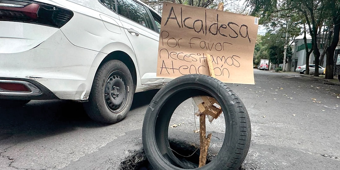 Socavón “tapado” con un mensaje para la alcaldesa, ayer.
