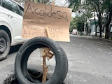 Socavón “tapado” con un mensaje para la alcaldesa, ayer.