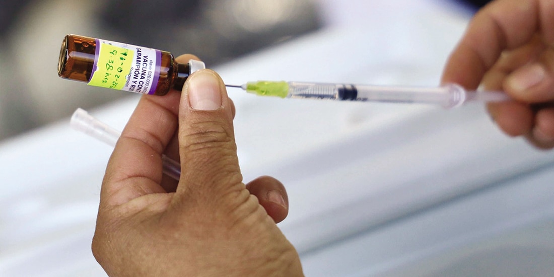 Persona de salud, ayer al preparar la vacuna SRP para inmunizar a la población un módulo de la ciudad de Oaxaca.