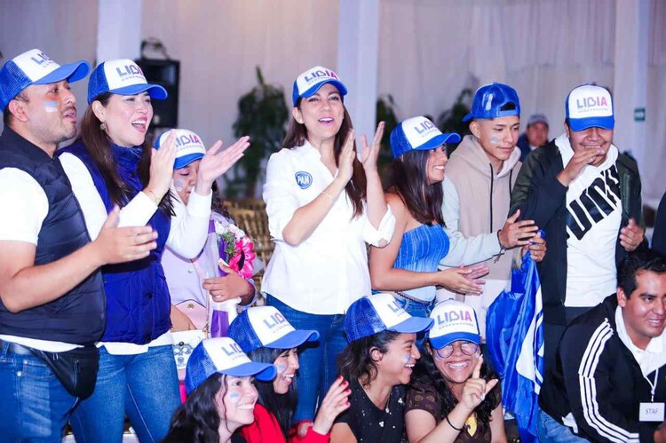 Libia Muñoz Ledo se reúne con jóvenes de San José Iturbide.