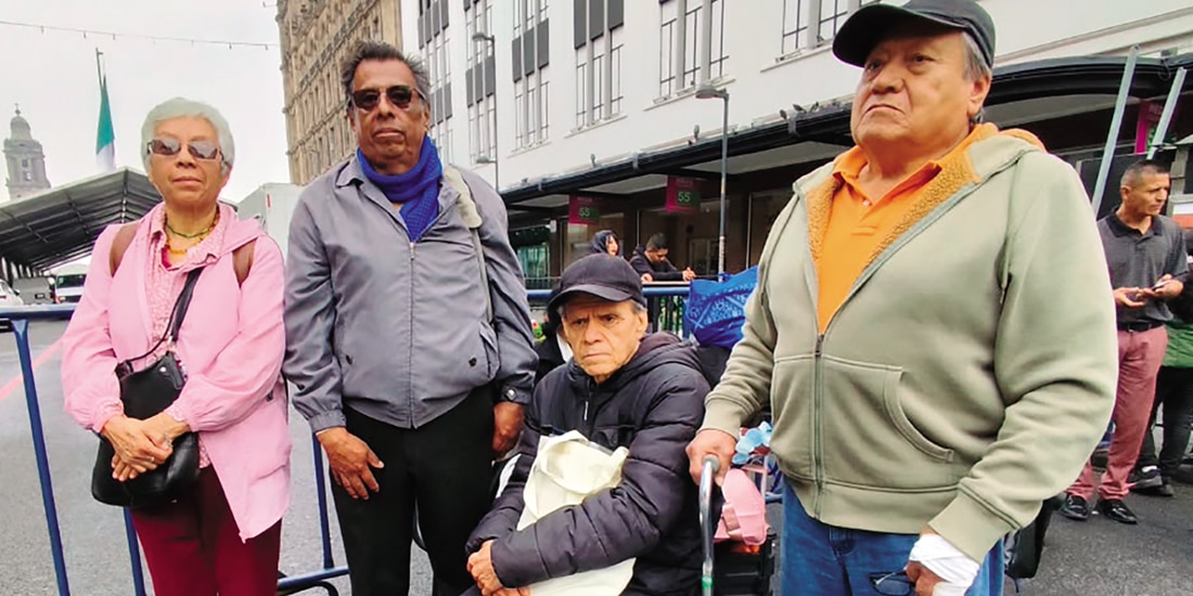 Personas de la tercera edad, ayer, formados para recibir asesoría jurídica sobre sus viviendas.