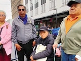Personas de la tercera edad, ayer, formados para recibir asesoría jurídica sobre sus viviendas.