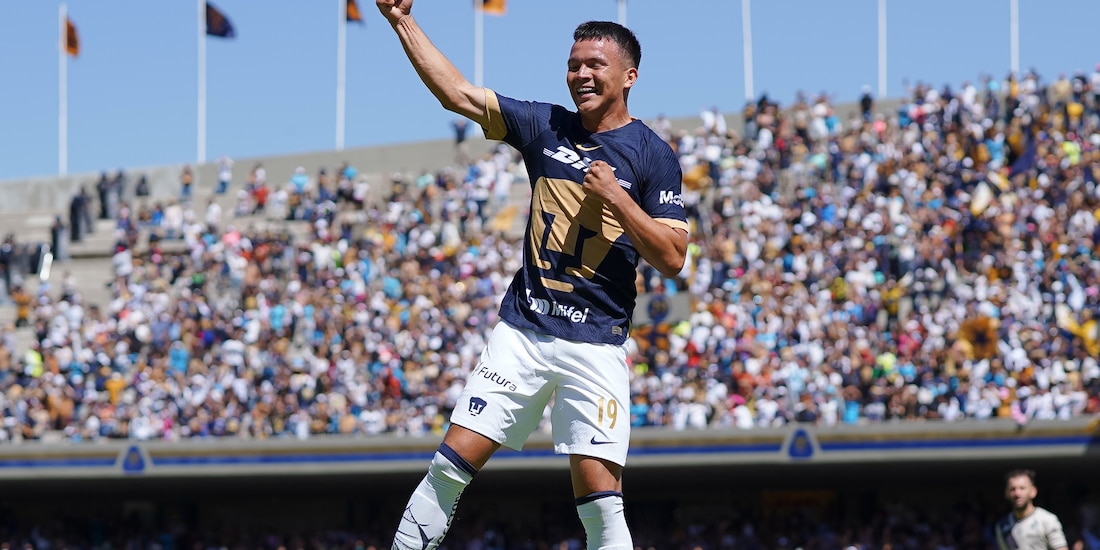 Alí Ávila celebra uno de los dos goles que consiguió en la victoria de Pumas sobre Puebla en la sexta jornada de la Liga MX.