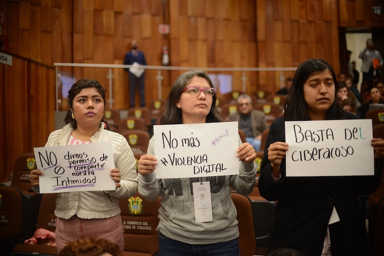 Mujeres en el Congreso de Veracruz piden que se tipifique como delito grave la violencia digital, en 2019.