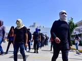 Estudiantes de la Normal Rural Isidro Burgos de Ayotzinapa, Guerrero, protestaron en la zona de juzgados de Acapulco