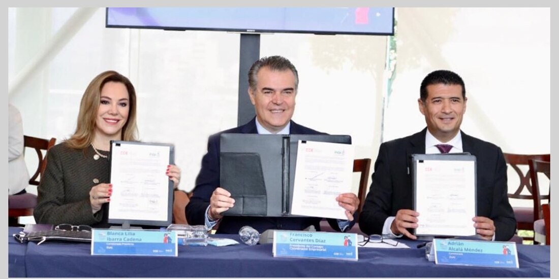 Autoridades del INAI y CCE en la firma del convenio. 