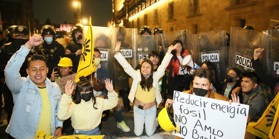Simpatizantes del PRD madrugaron, ayer, para llegar a Palacio Nacional, donde exigieron acceso a energías limpias, en el marco del debate por la Reforma Eléctrica.