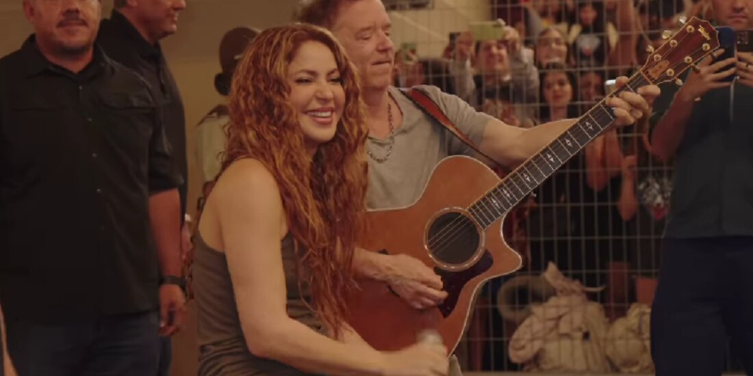 Shakira ofrece concierto en la calle.