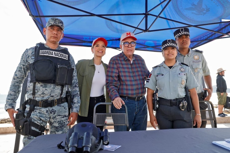 Gobernador Rubén Rocha Moya junto a elementos de la Guardia Nacional.