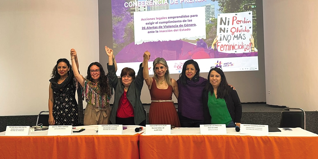 Activistas feministas, ayer, durante la conferencia sobre la violencia de género.