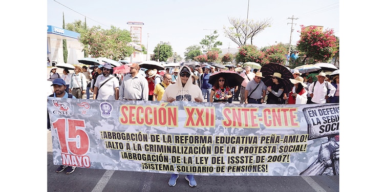 La sección 22 de la CNTE, protesta en el Día del Maestro, ayer.