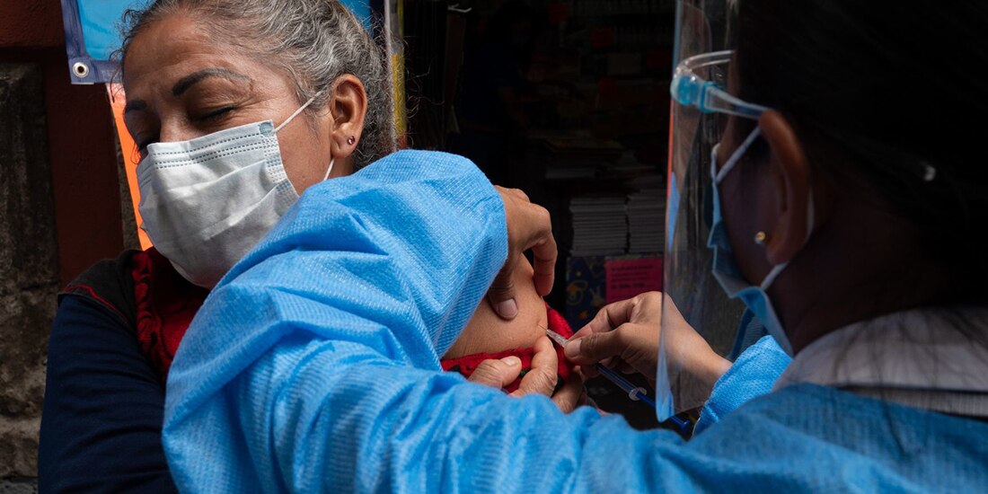 En la imagen de archivo, una trabajadora de la Salud prepara inyección para prevenir el Sarampión, rubeola y paperas