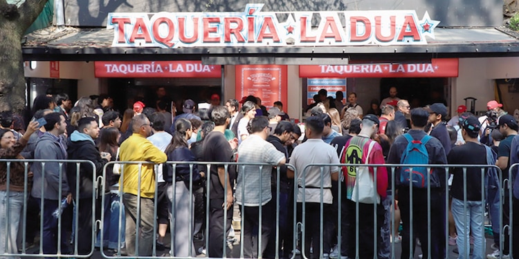 Entre el caos y el disfrute, los fans de Dua Lipa comieron en la Taquería la Dua, que se abrió con motivo de los shows de la artista. Se enfrentaron con cambios de horario, largas filas y una decoración que quedó a deber.