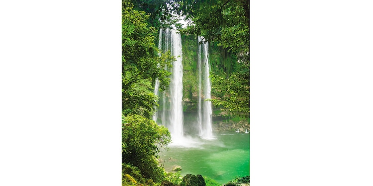 Cascadas de Agua Azul, Chiapas │ Caminar por los senderos y miradores para apreciar las distintas caídas de agua y obtener las mejores vistas del paisaje selvático. Explorar los alrededores, que permiten combinar la visita con sitios cercanos como la Cascada de Misol-Há o la zona arqueológica de Palenque