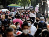 Personas caminan por la Avenida Reforma de la Ciudad de México, el 18 de octubre de 2020.