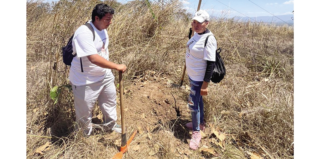 INTEGRANTES del colectivo Por Nuestros Corazones en búsqueda, el 13 de abril.