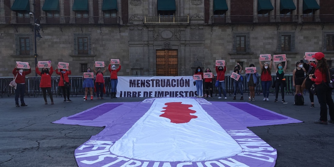 Mujeres protestaron el 28 de mayo de 2021 en el Zócalo contra IVA a productos de gestión menstrual.