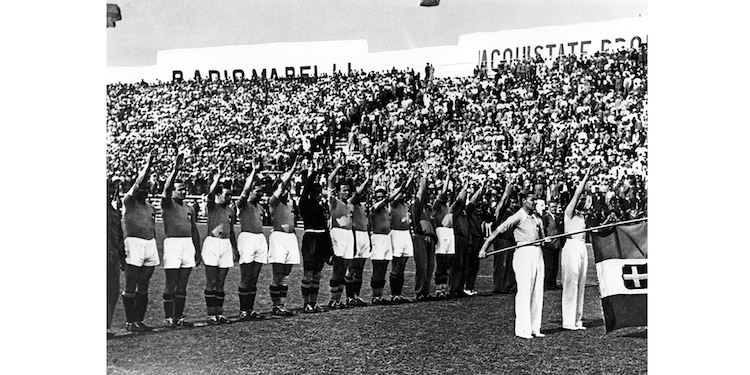 MUSSOLINI INAUGURA EL ESTADIO LITTORIALE