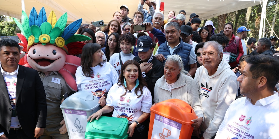 Al centro de la imagen, Clara Brugada.