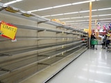 En supermercados, estantes vacíos