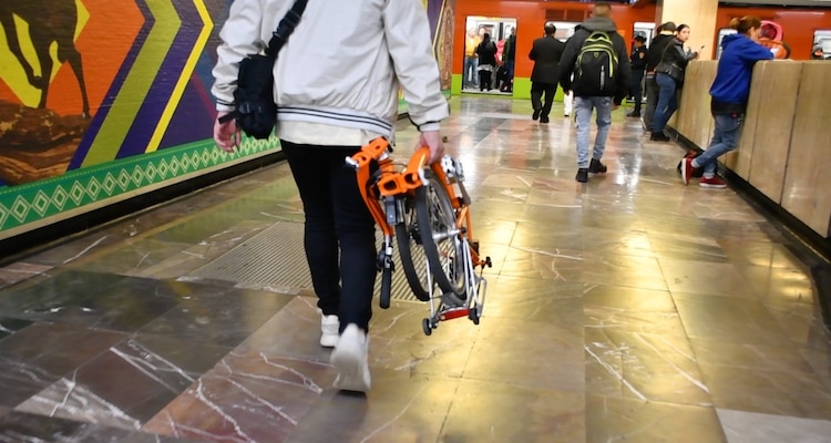 Los usuarios deben empacar bicicletas y patinetas de forma obligatoria antes de entrar a los andenes.