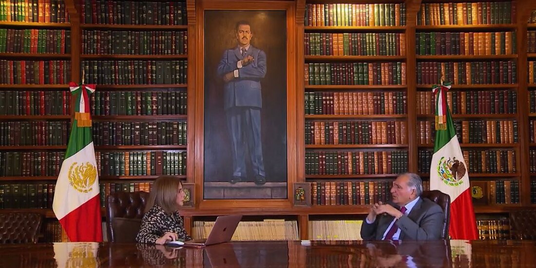 Adán Augusto López, secretario de Gobernación, en entrevista son la conductora Sabina Berman.