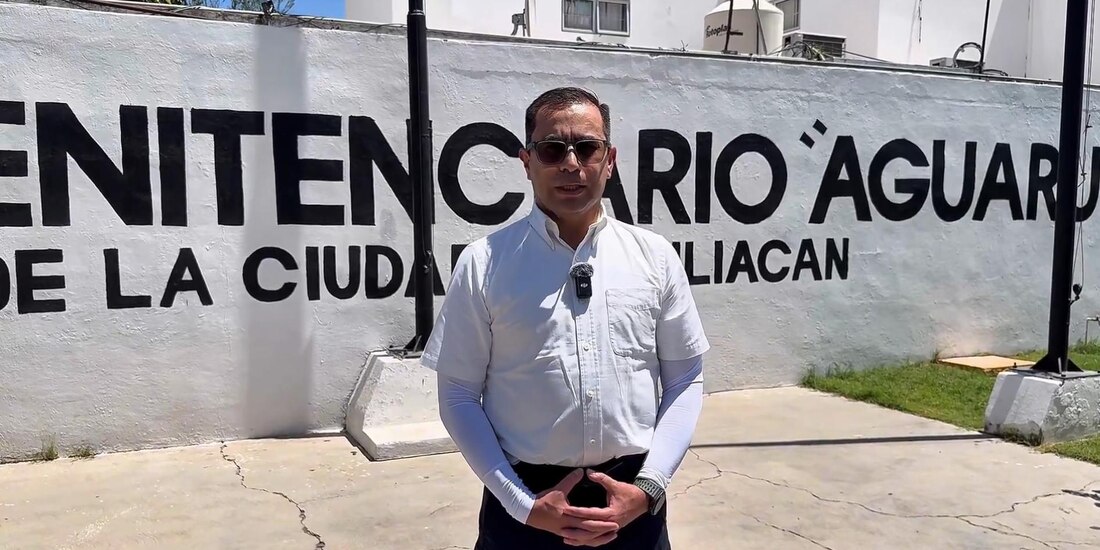 Sinuhé Téllez, titular de la SSP Sinaloa, al exterior del penal de Aguaruto, en Culiacán.