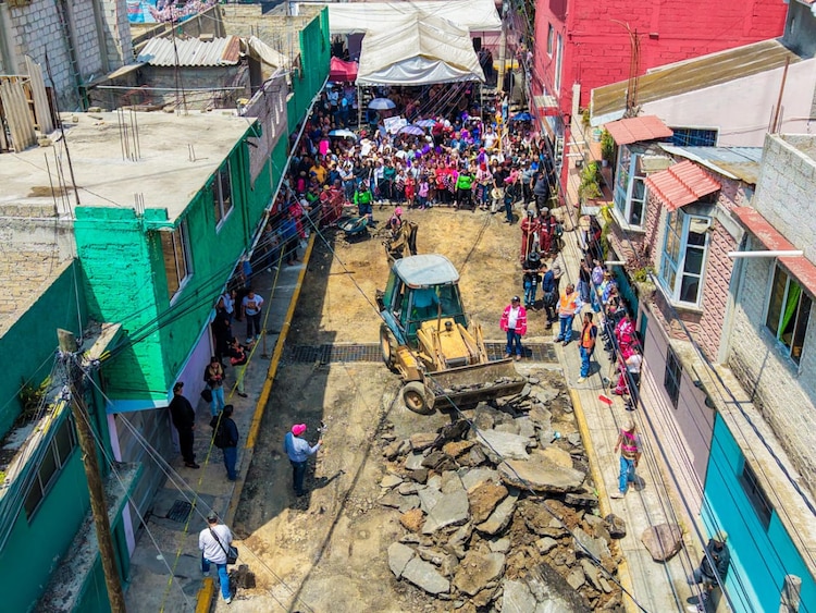 Maquinaria especializada realiza el fresado de pavimento en la colonia Casas Alemán como parte del plan de rehabilitación masiva.
