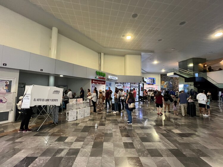 En el aeropuerto del Bajío se registra gran afluencia de votantes.