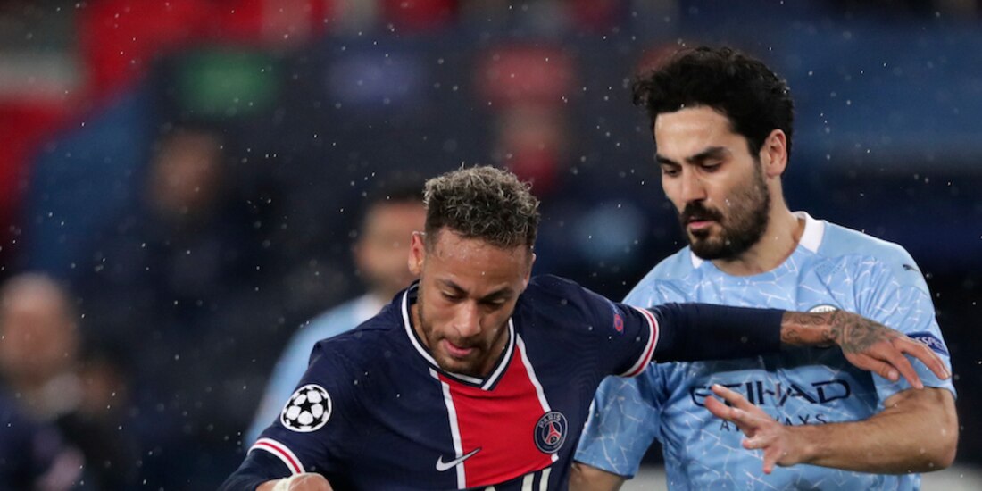 Gündoğan intenta quitarle el balón a Neymar, la semana pasada.