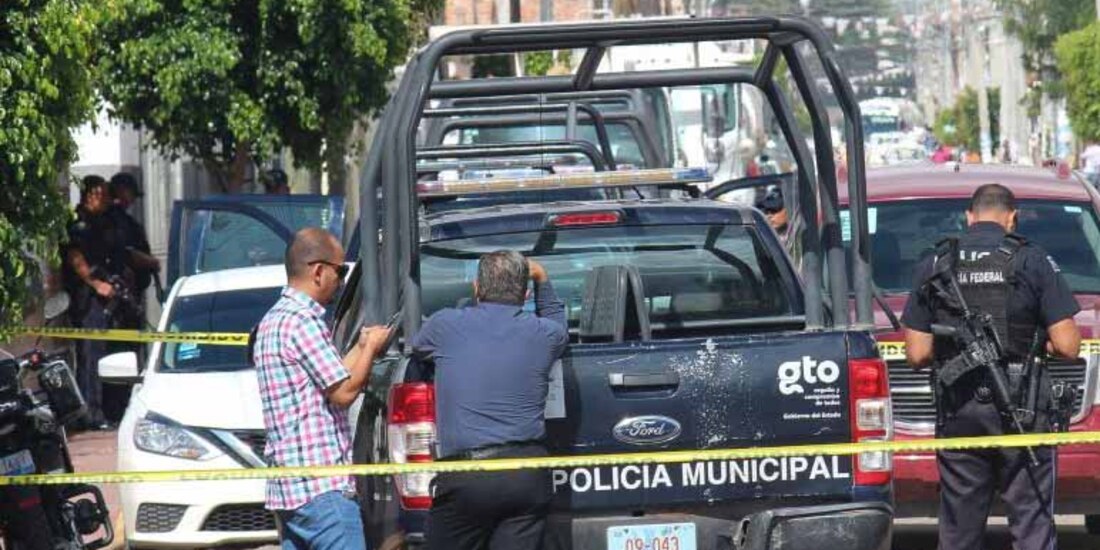 Elementos municipales resguardan una escena del crimen en Guanajuato.