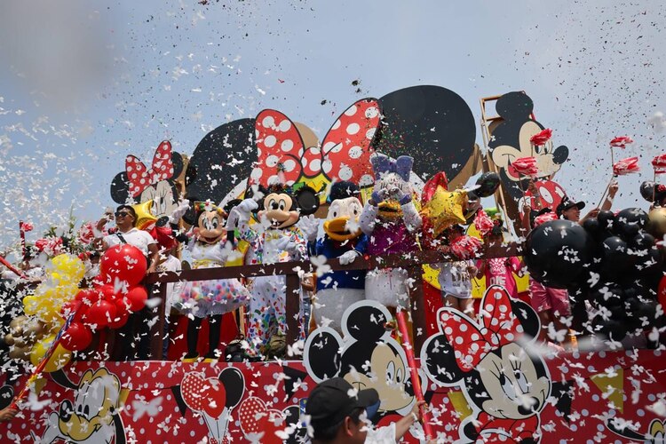 Carros alegóricos en el Desfile de Globos Gigantes sobre la Costera Miguel Alemán.