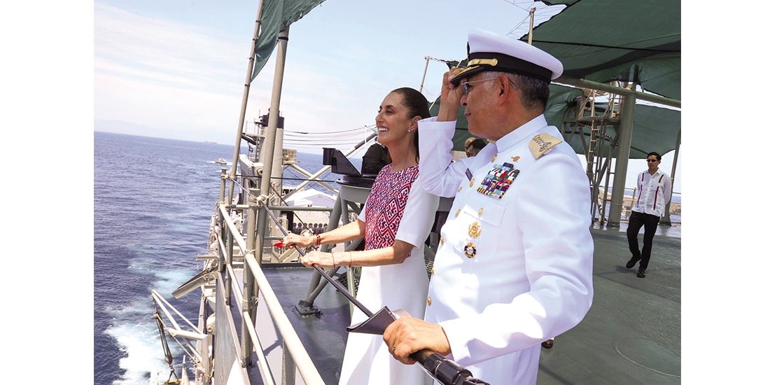 LA PRESIDENTA, ayer, con el
almirante Raymundo Morales