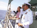 LA PRESIDENTA, ayer, con el
almirante Raymundo Morales