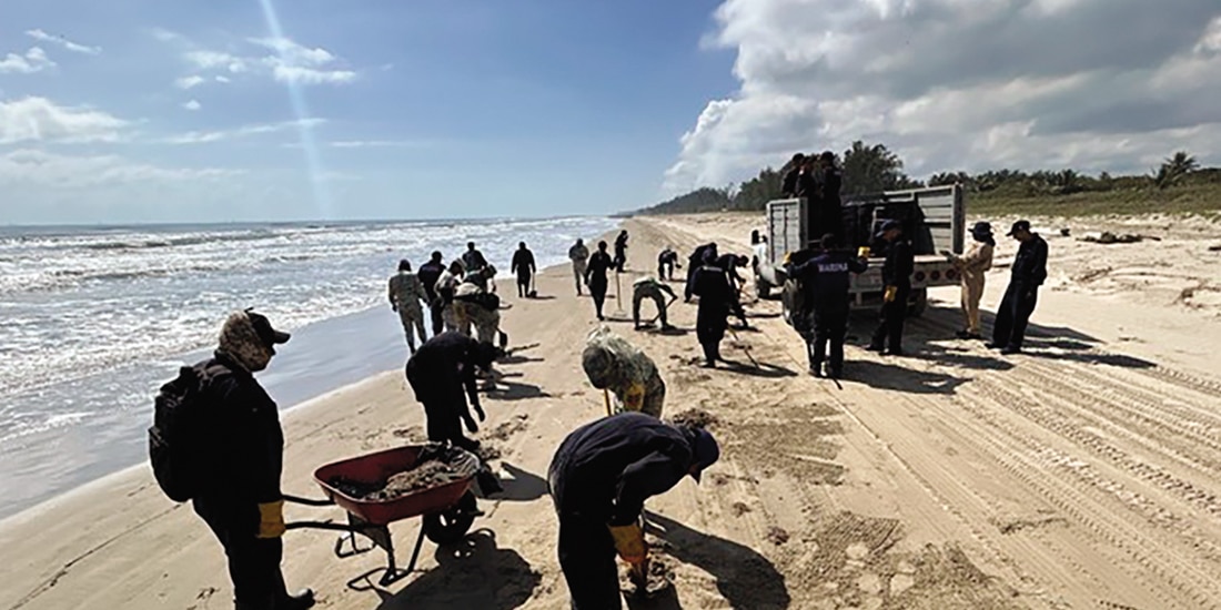 Más de 2 mil 400 elementos retiran hidrocarburo en Veracruz y Tabasco.