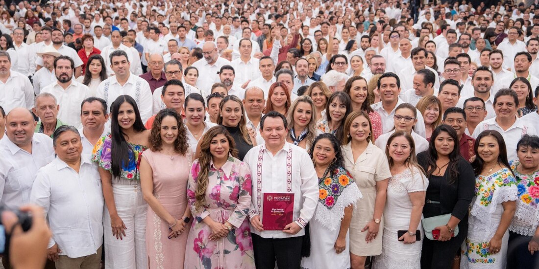 El gobernador Joaquín Díaz Mena (c.), ayer, en la presentación del plan.