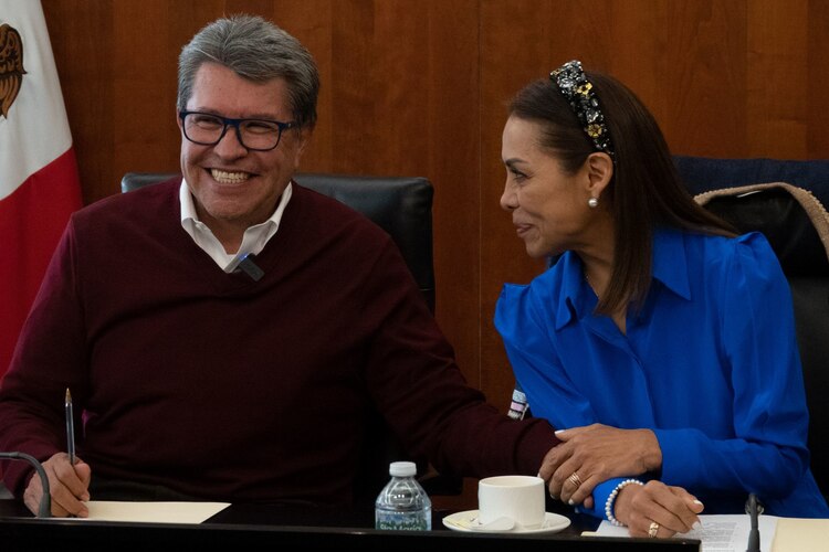 Ricardo Monreal y Josefina Vázquez Mota durante una reunión de la JUCOPO con representantes de colectivos para la discusión del Plan B de la Reforma Electoral en febrero.