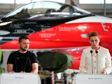 El presidente ucraniano Volodymyr Zelenskyy, izquierda, y la primera ministra danesa Mette Frederiksen realizan una conferencia de prensa conjunta en la Base Aérea Skrydstrup en Vojens, Dinamarca, el domingo 20 de agosto de 2023.
