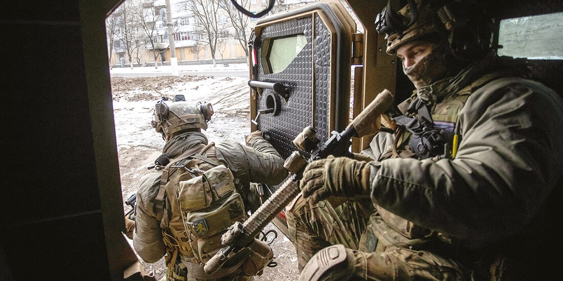 Militares ucranianos abandonan un vehículo blindado de transporte de personal, en la ciudad de primera línea de Bakhmut, en la región de Donetsk, ayer.