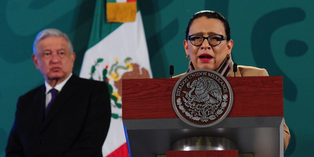 La titular de la SSPC Rosa Icela Rodríguez; detrás, el presidente López Obrador.