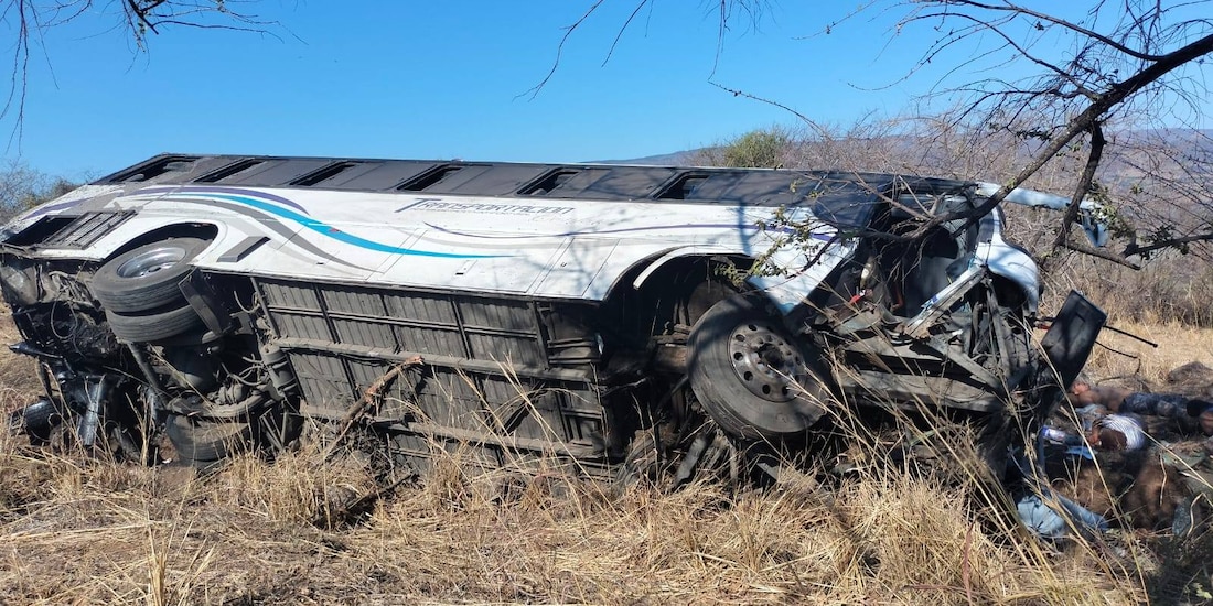 Vuelca camión en Nayarit; pierden la vida al menos 11 personas.