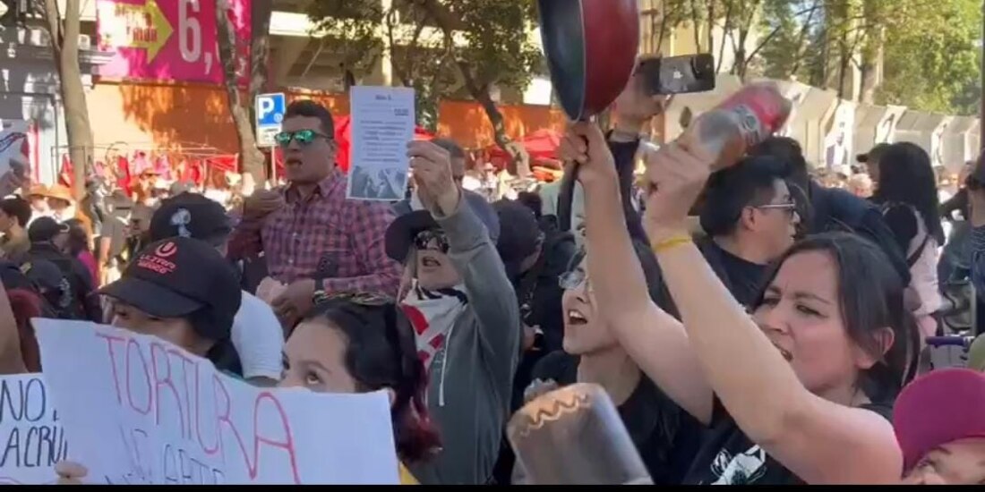 A cacerolazos, ciudadanos protestaron ayer contra las corridas de toros.
