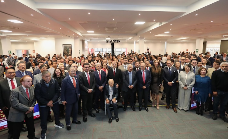 Representantes de la SICT reconocen la trayectoria profesional del doctor Luis Esteva Maraboto durante el "Diálogo con Ingenieros"