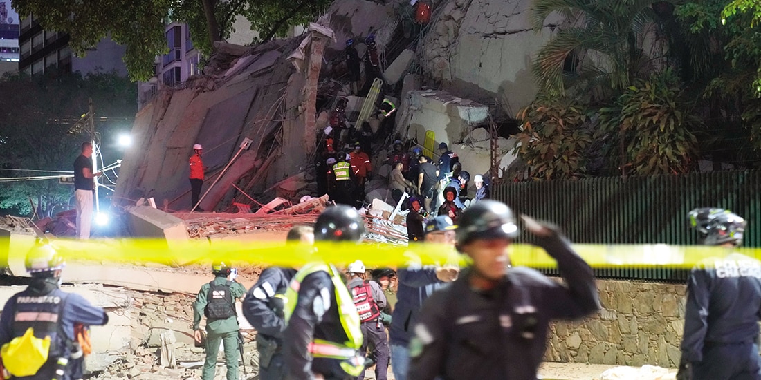 Equipos de rescate buscan sobrevivientes en restos de un edificio en Caracas, ayer.