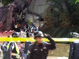 Equipos de rescate buscan sobrevivientes en restos de un edificio en Caracas, ayer.