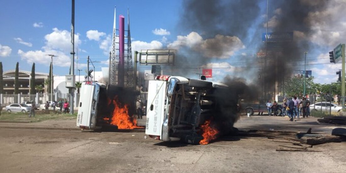 Vehículos de la CFE, incendiados ayer, en Delicias