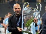 Pep Guardiola festeja con el trofeo de la Champions League después del triunfo del Manchester City sobre el Inter de Milán.