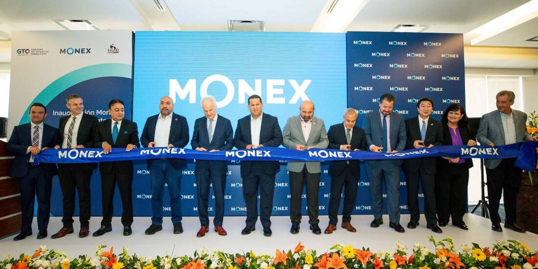 Inaugura Diego Sinhue oficina de Banco Monex en Puerto Interior.